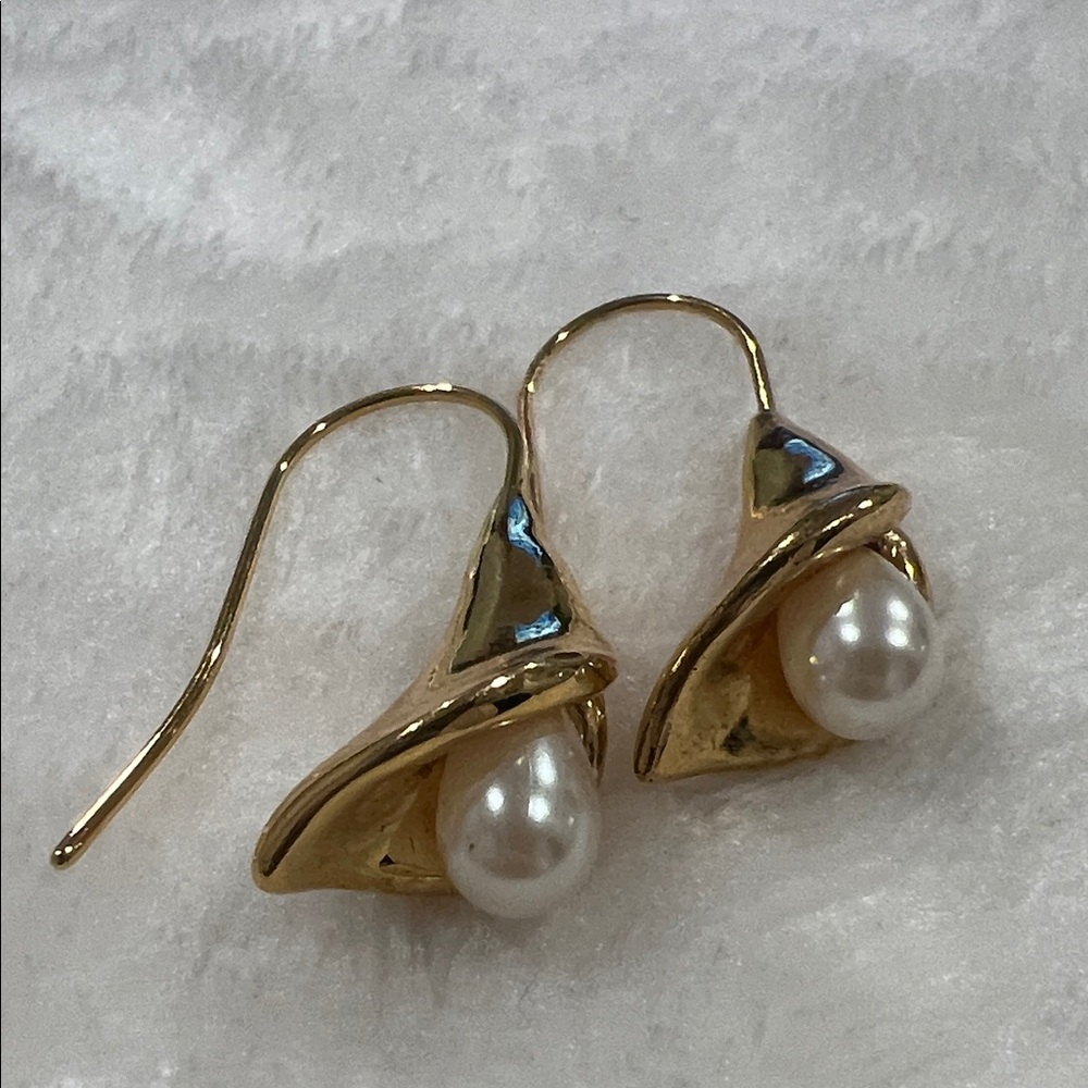 Vintage Lilly Gold and Pearl Drop Earrings - Picture 10 of 10